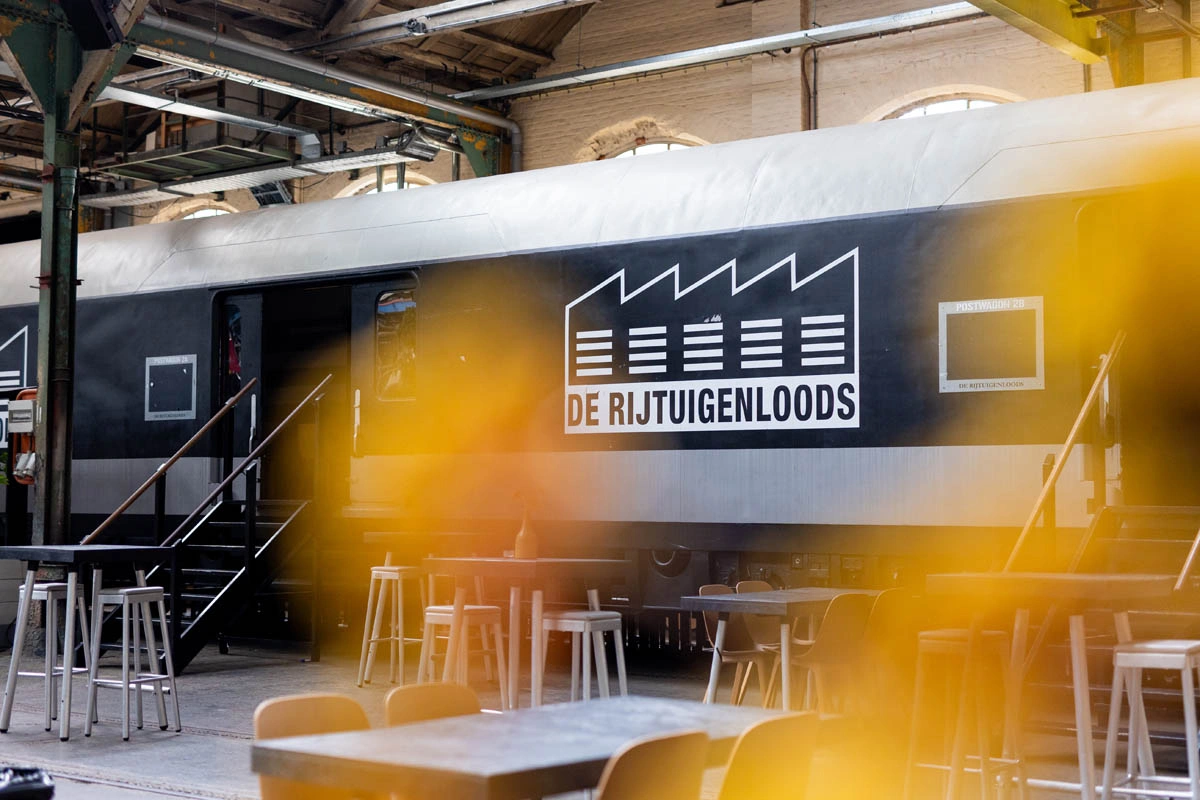 Een treinwagon in de hal van de Rijtuigenloods
